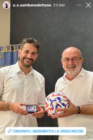 San Benedetto - Massi consegna il abbonamento della Samb al sindaco Mozzoni